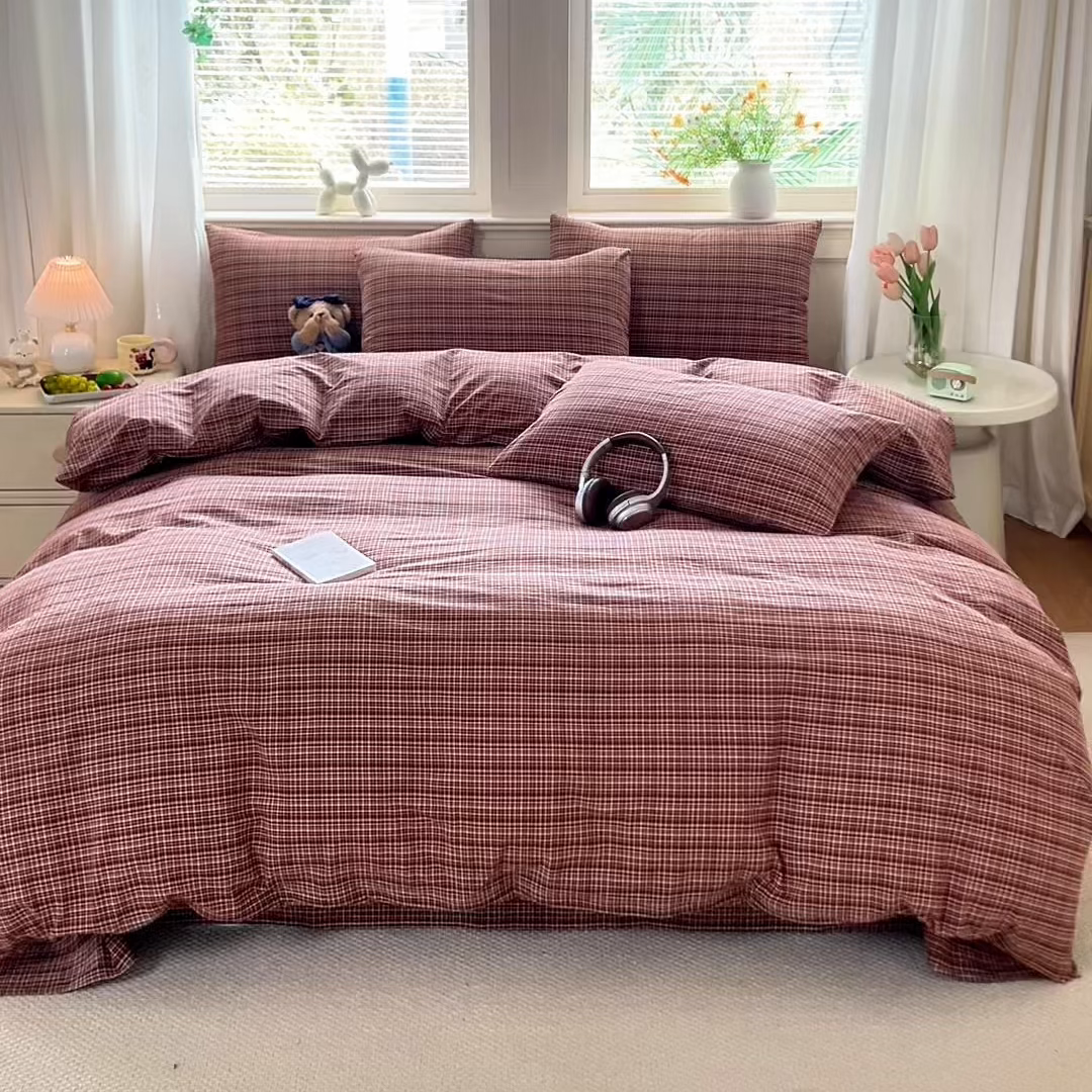 91家纺网 家纺一手货源 找家纺 鑫田家纺 2026新款全棉水洗棉四件套纯棉格子学生宿舍床单三件套床笠套件 沉香-红棕