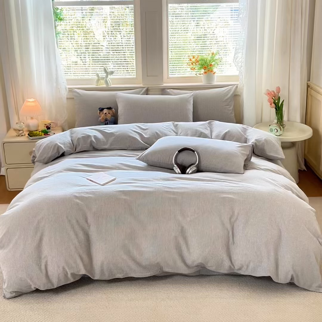 91家纺网 家纺一手货源 找家纺 鑫田家纺 2026新款全棉水洗棉四件套纯棉格子学生宿舍床单三件套床笠套件 细灰条纹