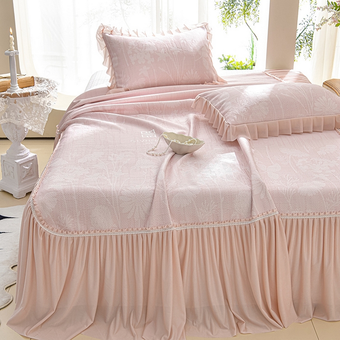 91家纺网 家纺一手货源 找家纺 绘萱家居 2026新款PE提花冰凉豆豆床裙款凉席席子凉席 春语佳人-粉