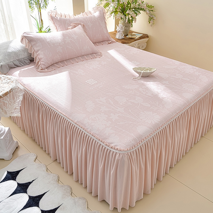 91家纺网 家纺一手货源 找家纺 绘萱家居 2026新款PE提花冰凉豆豆床裙款凉席席子凉席 春语佳人-粉