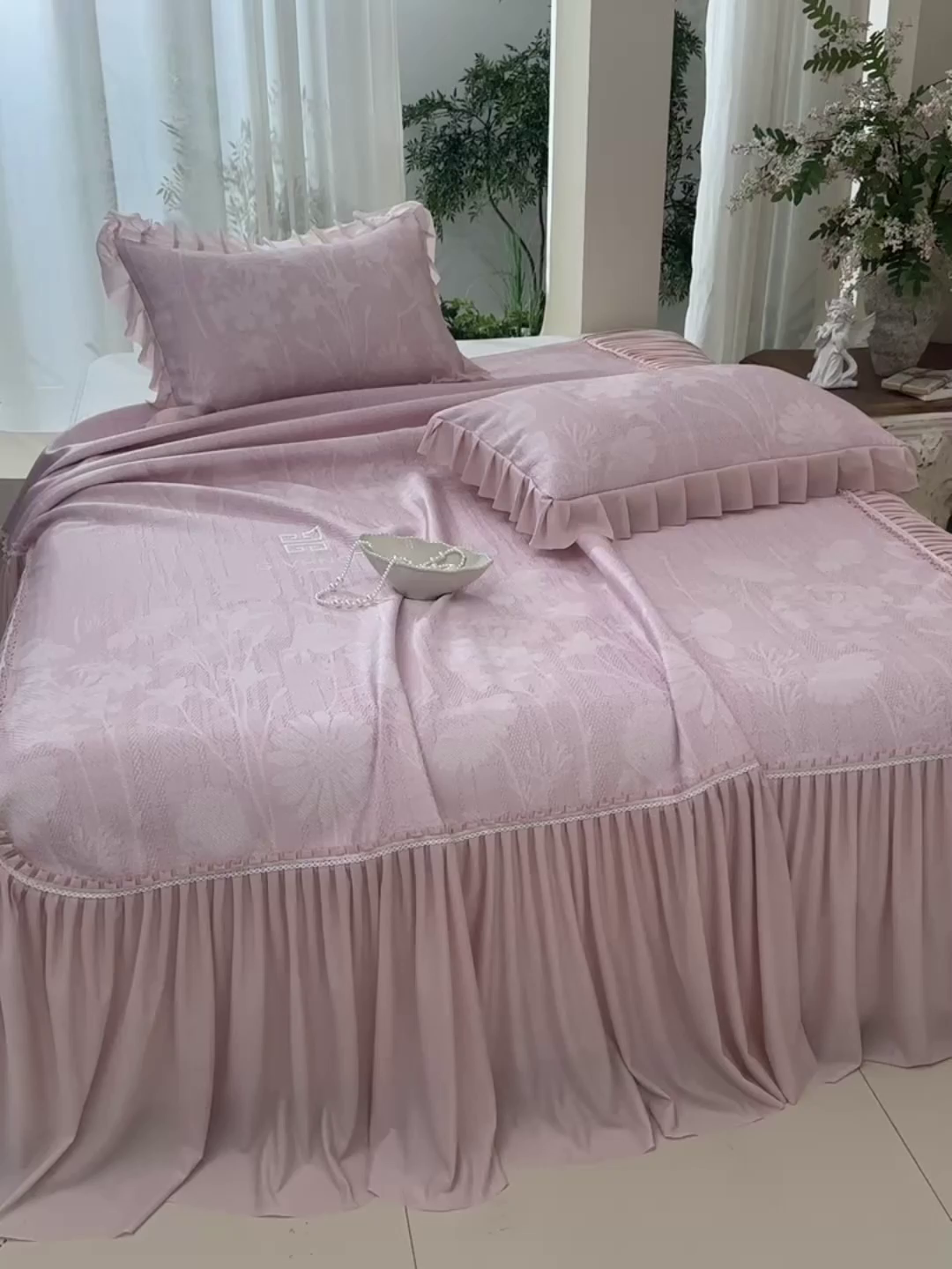 91家纺网 家纺一手货源 找家纺 绘萱家居 2026新款PE提花冰凉豆豆床裙款凉席席子凉席 春语佳人-粉