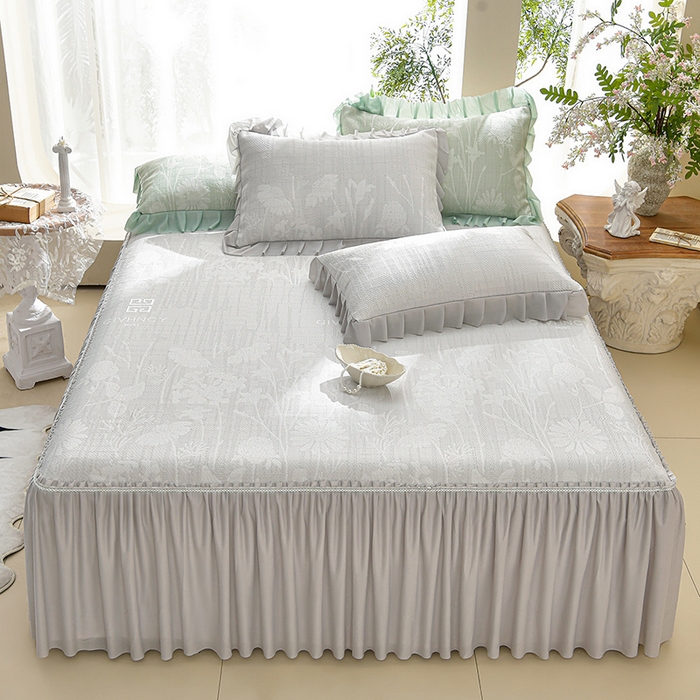 91家纺网 家纺一手货源 找家纺 绘萱家居 2026新款PE提花冰凉豆豆床裙款凉席席子凉席 春语佳人-灰