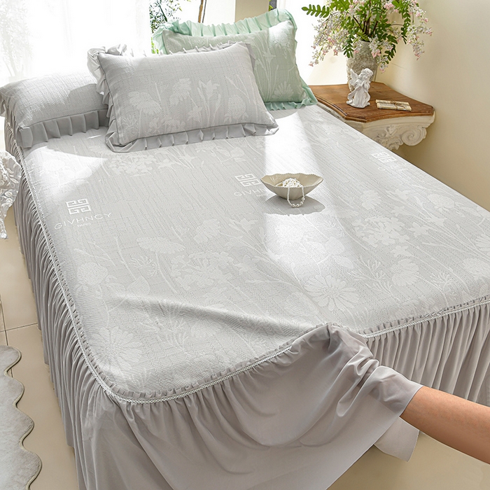 91家纺网 家纺一手货源 找家纺 绘萱家居 2026新款PE提花冰凉豆豆床裙款凉席席子凉席 春语佳人-灰