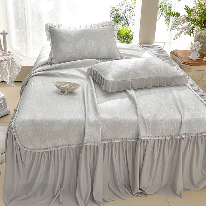 91家纺网 家纺一手货源 找家纺 绘萱家居 2026新款PE提花冰凉豆豆床裙款凉席席子凉席 春语佳人-灰