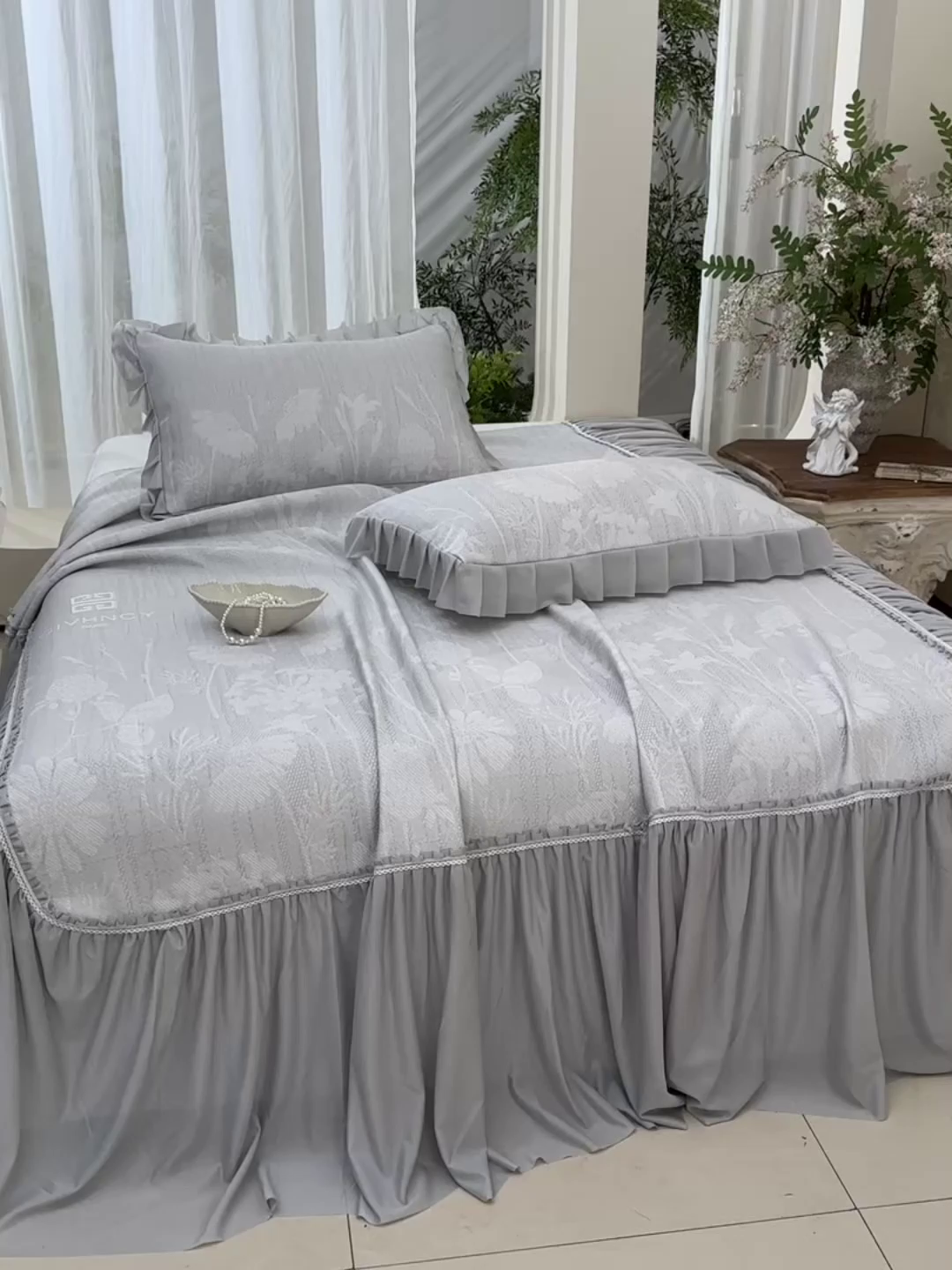 91家纺网 家纺一手货源 找家纺 绘萱家居 2026新款PE提花冰凉豆豆床裙款凉席席子凉席 春语佳人-灰