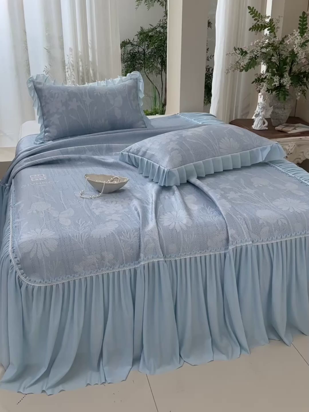 91家纺网 家纺一手货源 找家纺 绘萱家居 2026新款PE提花冰凉豆豆床裙款凉席席子凉席 春语佳人-蓝