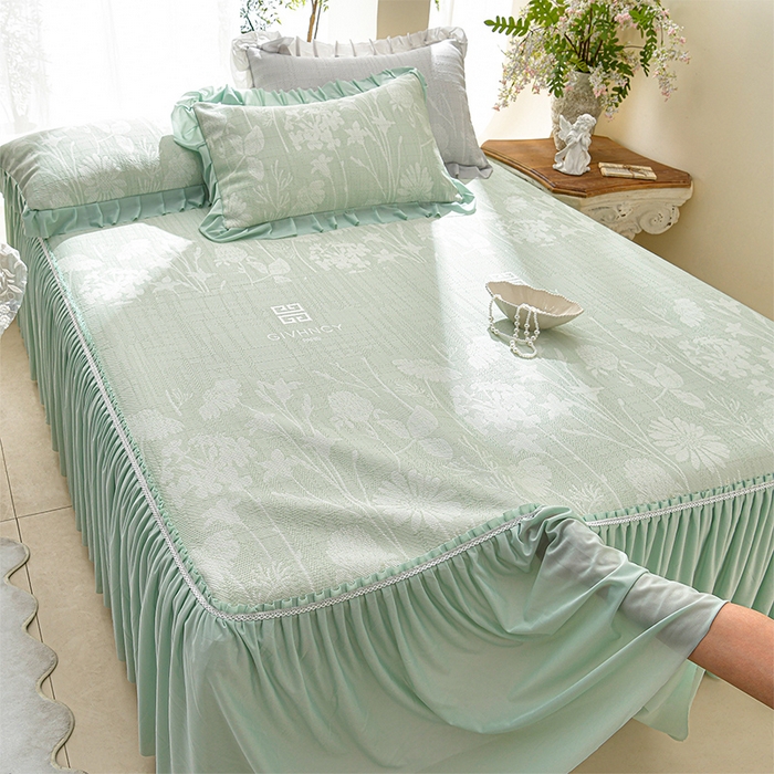 91家纺网 家纺一手货源 找家纺 绘萱家居 2026新款PE提花冰凉豆豆床裙款凉席席子凉席 春语佳人-绿