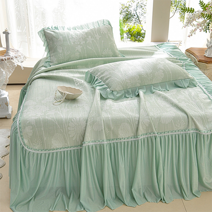 91家纺网 家纺一手货源 找家纺 绘萱家居 2026新款PE提花冰凉豆豆床裙款凉席席子凉席 春语佳人-绿