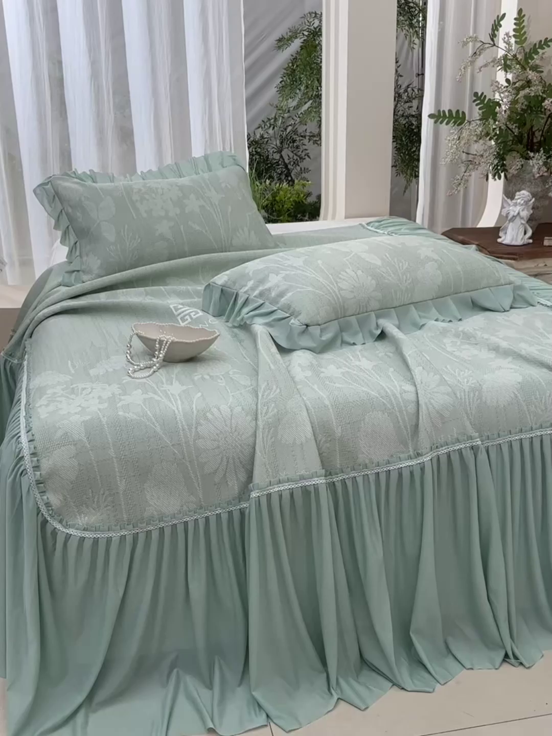 91家纺网 家纺一手货源 找家纺 绘萱家居 2026新款PE提花冰凉豆豆床裙款凉席席子凉席 春语佳人-绿