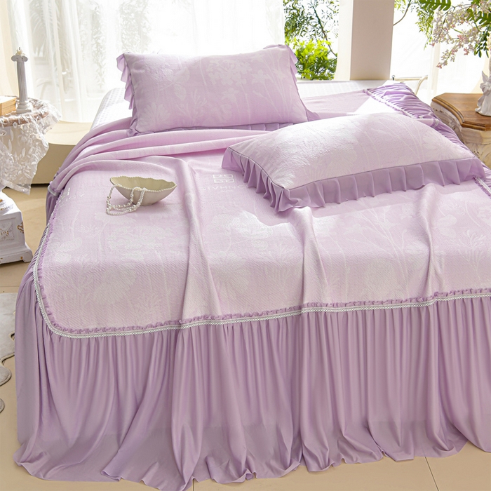 91家纺网 家纺一手货源 找家纺 绘萱家居 2026新款PE提花冰凉豆豆床裙款凉席席子凉席 春语佳人-紫