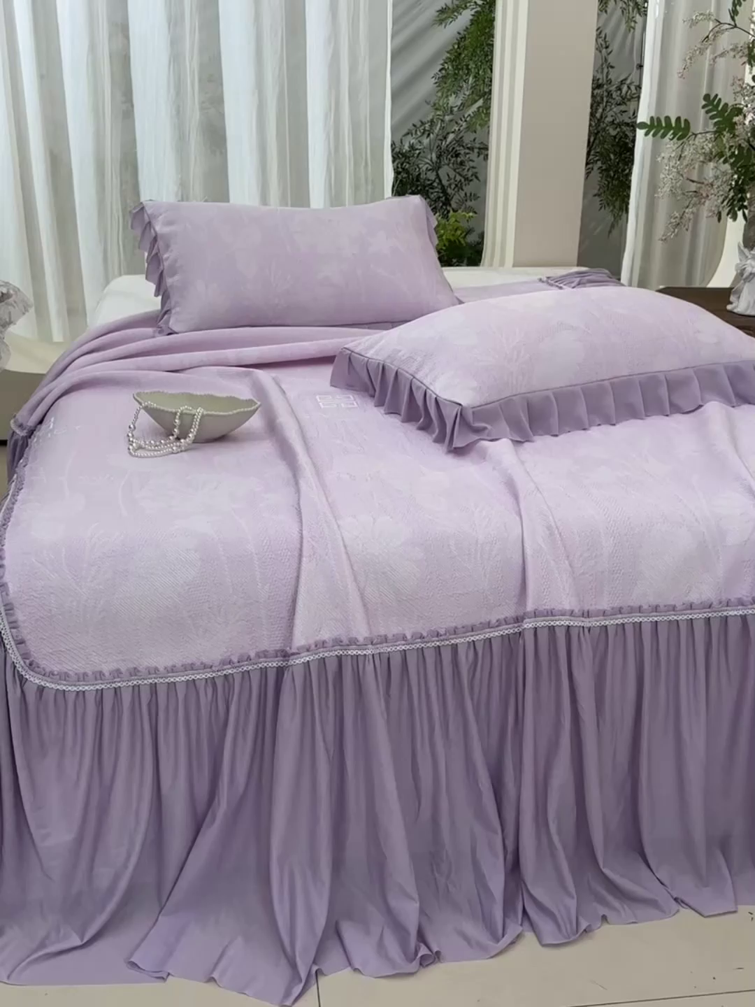 91家纺网 家纺一手货源 找家纺 绘萱家居 2026新款PE提花冰凉豆豆床裙款凉席席子凉席 春语佳人-紫