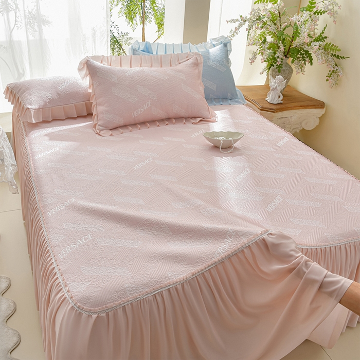 91家纺网 家纺一手货源 找家纺 绘萱家居 2026新款PE提花冰凉豆豆床裙款凉席席子凉席 帝塞纳-粉