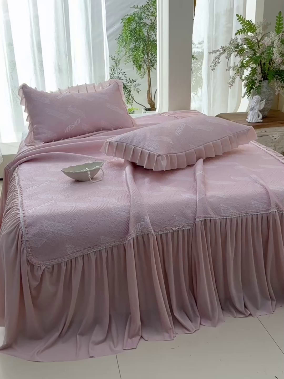 91家纺网 家纺一手货源 找家纺 绘萱家居 2026新款PE提花冰凉豆豆床裙款凉席席子凉席 帝塞纳-粉