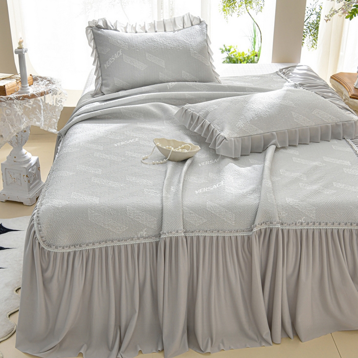 91家纺网 家纺一手货源 找家纺 绘萱家居 2026新款PE提花冰凉豆豆床裙款凉席席子凉席 帝塞纳-灰