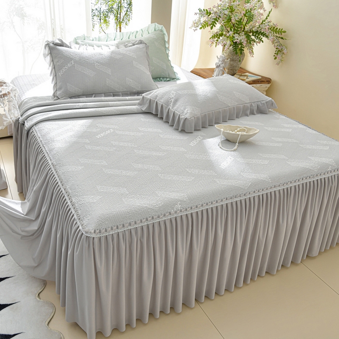 91家纺网 家纺一手货源 找家纺 绘萱家居 2026新款PE提花冰凉豆豆床裙款凉席席子凉席 帝塞纳-灰