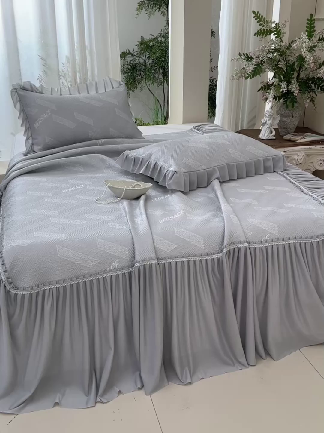 91家纺网 家纺一手货源 找家纺 绘萱家居 2026新款PE提花冰凉豆豆床裙款凉席席子凉席 帝塞纳-灰