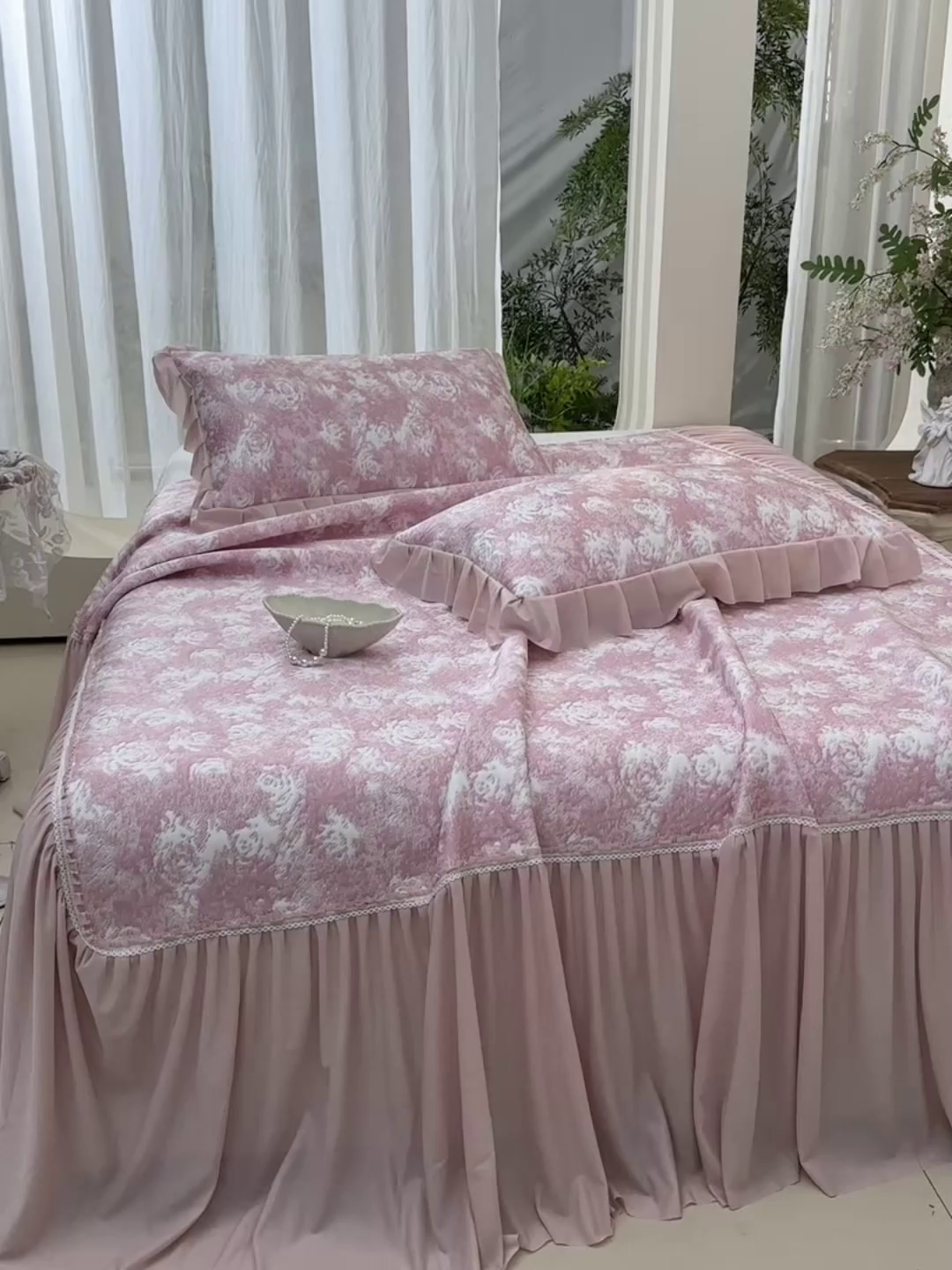 91家纺网 家纺一手货源 找家纺 绘萱家居 2026新款PE提花冰凉豆豆床裙款凉席席子凉席 浅雾玫瑰-粉