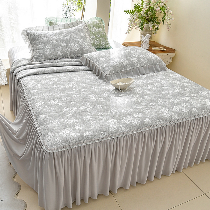 91家纺网 家纺一手货源 找家纺 绘萱家居 2026新款PE提花冰凉豆豆床裙款凉席席子凉席 浅雾玫瑰-灰