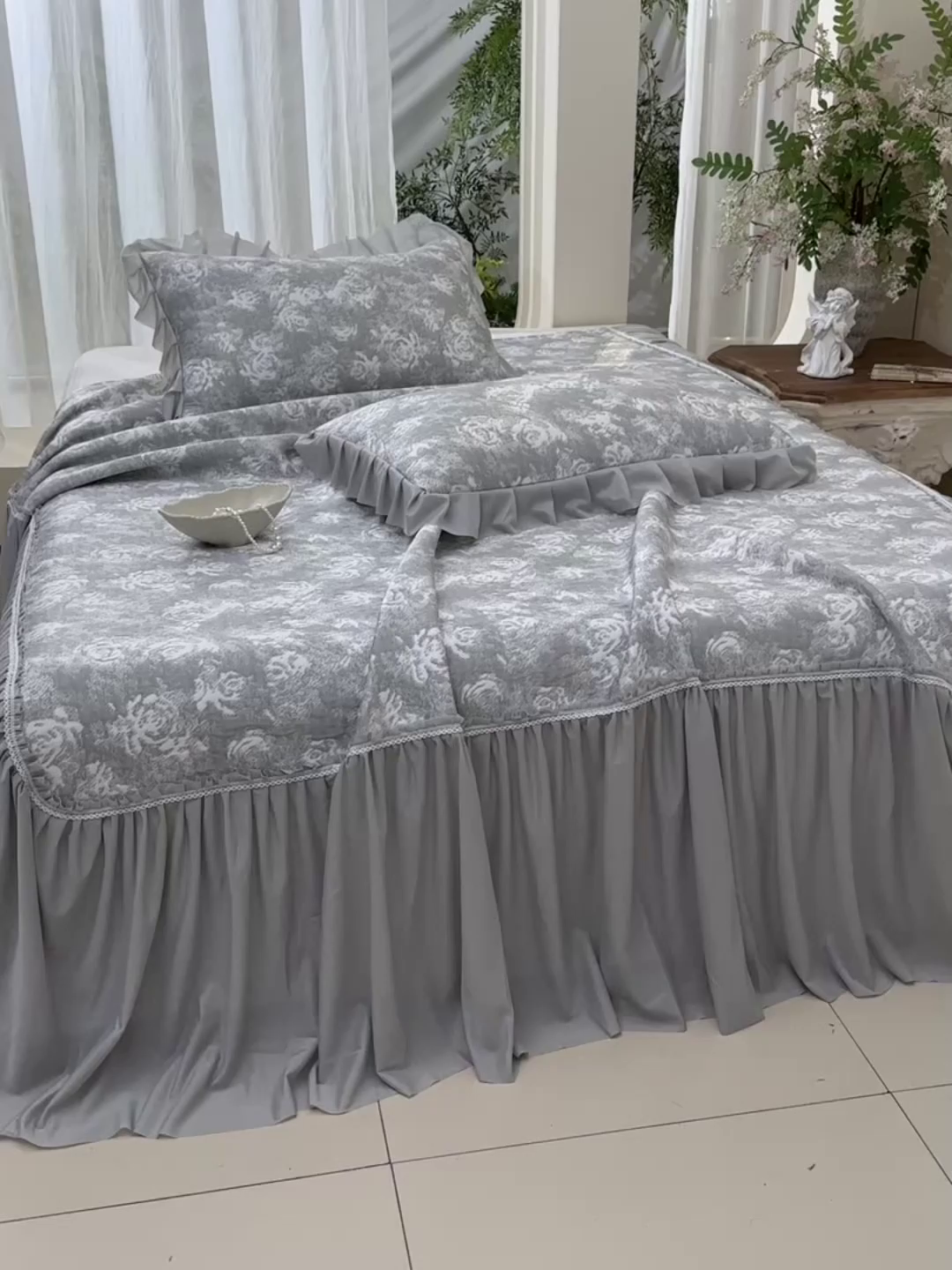 91家纺网 家纺一手货源 找家纺 绘萱家居 2026新款PE提花冰凉豆豆床裙款凉席席子凉席 浅雾玫瑰-灰