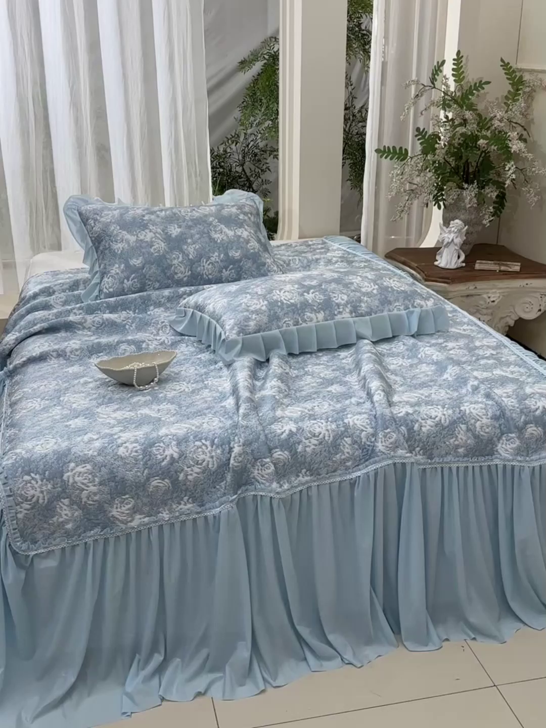 91家纺网 家纺一手货源 找家纺 绘萱家居 2026新款PE提花冰凉豆豆床裙款凉席席子凉席 浅雾玫瑰-蓝