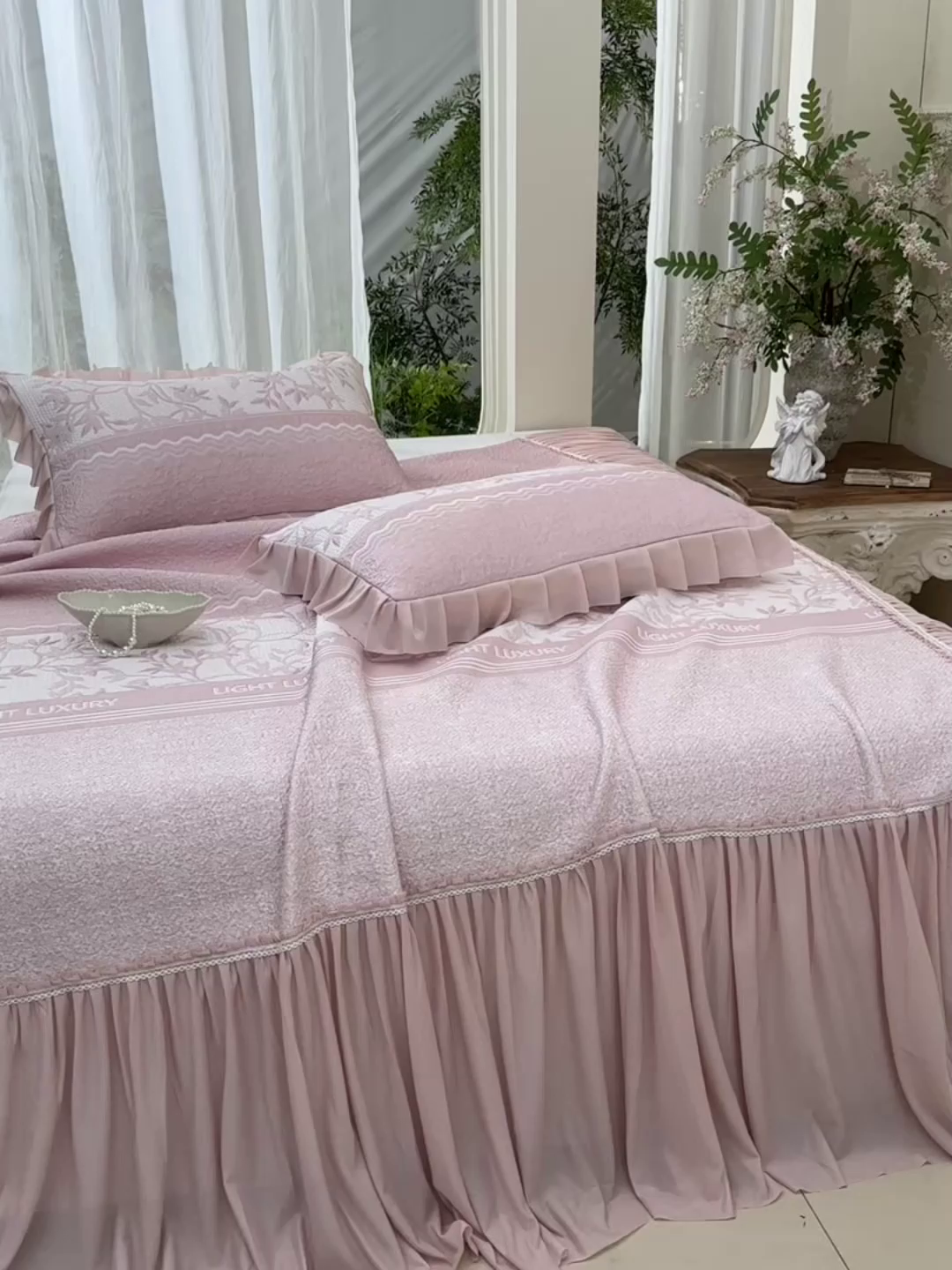 91家纺网 家纺一手货源 找家纺 绘萱家居 2026新款PE提花冰凉豆豆床裙款凉席席子凉席 清风叶蔓-粉