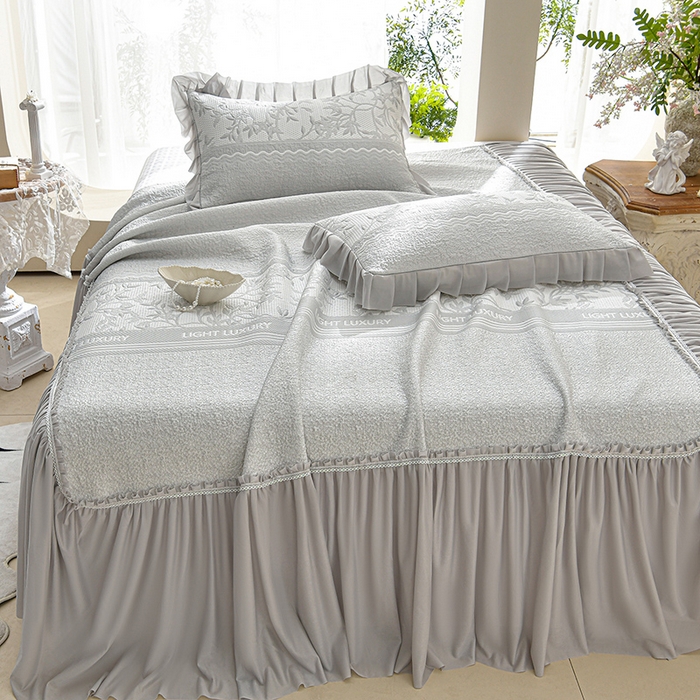 91家纺网 家纺一手货源 找家纺 绘萱家居 2026新款PE提花冰凉豆豆床裙款凉席席子凉席 清风叶蔓-灰