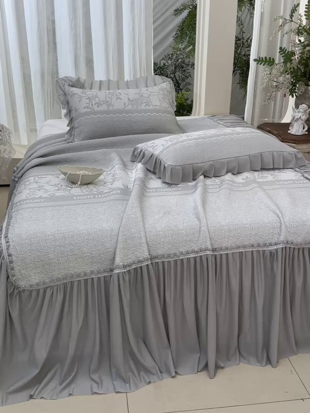 91家纺网 家纺一手货源 找家纺 绘萱家居 2026新款PE提花冰凉豆豆床裙款凉席席子凉席 清风叶蔓-灰