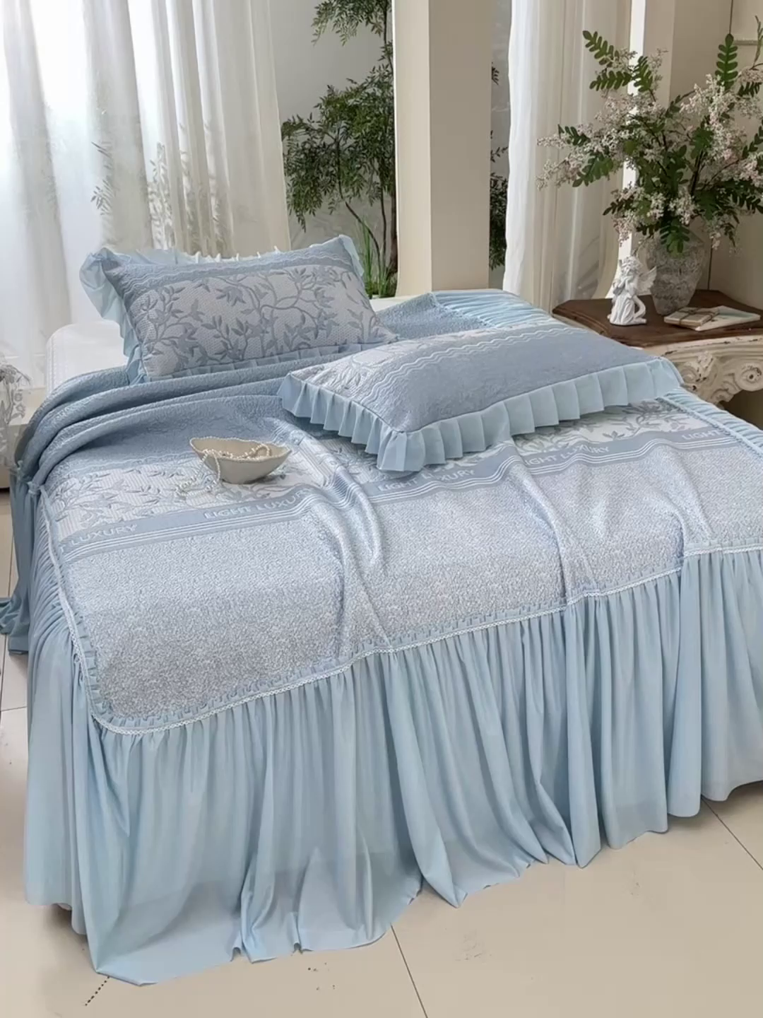 91家纺网 家纺一手货源 找家纺 绘萱家居 2026新款PE提花冰凉豆豆床裙款凉席席子凉席 清风叶蔓-蓝