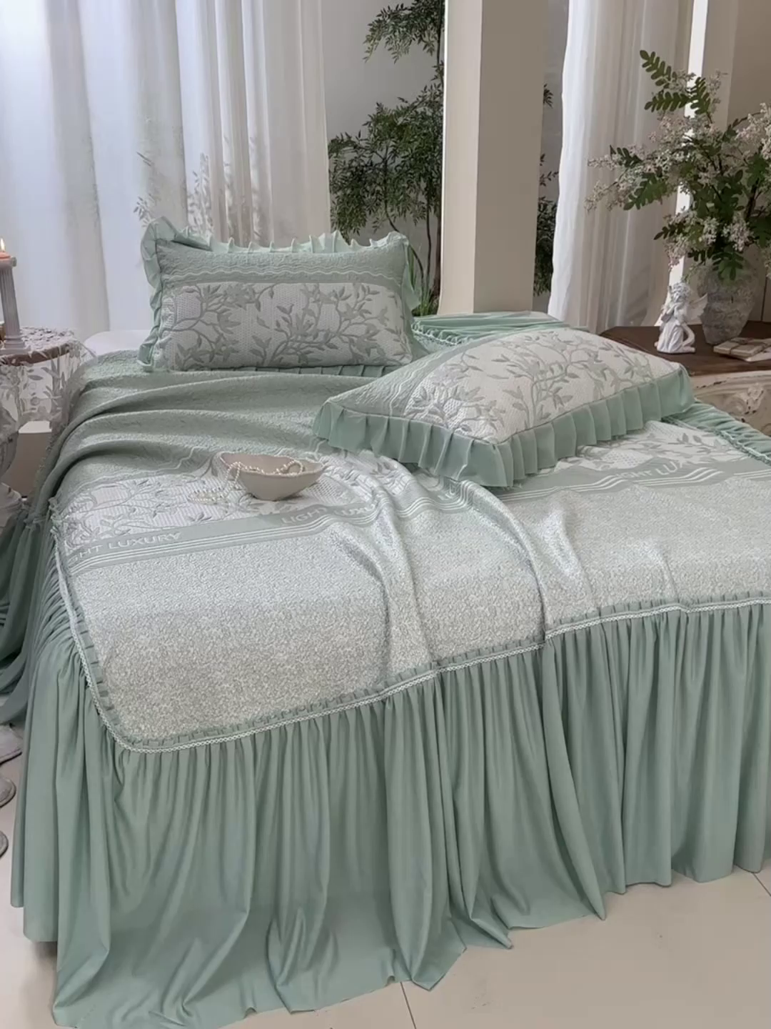 91家纺网 家纺一手货源 找家纺 绘萱家居 2026新款PE提花冰凉豆豆床裙款凉席席子凉席 清风叶蔓-绿