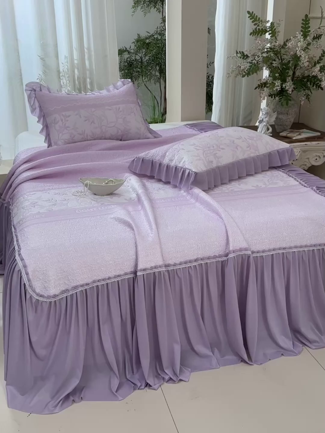 91家纺网 家纺一手货源 找家纺 绘萱家居 2026新款PE提花冰凉豆豆床裙款凉席席子凉席 清风叶蔓-紫