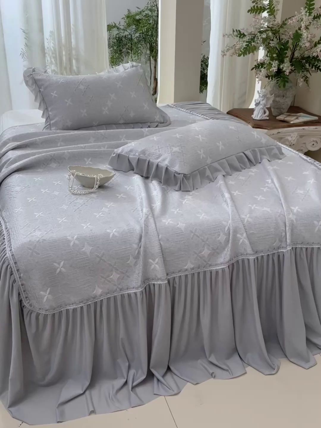 91家纺网 家纺一手货源 找家纺 绘萱家居 2026新款PE提花冰凉豆豆床裙款凉席席子凉席 星愿-灰