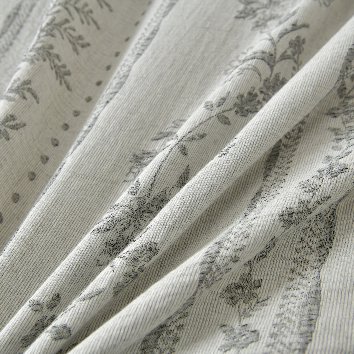 91家纺网 家纺一手货源 找家纺 菡宝 2026新款人字纹全棉色织提花四件套-浪漫花蕴  浪漫花蕴 灰