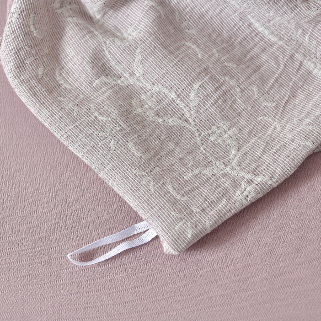 91家纺网 家纺一手货源 找家纺 菡宝 2026新款人字纹全棉色织提花四件套-浪漫花蕴  浪漫花蕴 紫