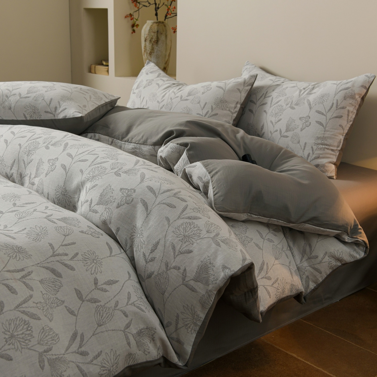 91家纺网 家纺一手货源 找家纺 菡宝 2026新款人字纹全棉色织提花四件套-流风余韵  流风余韵 灰