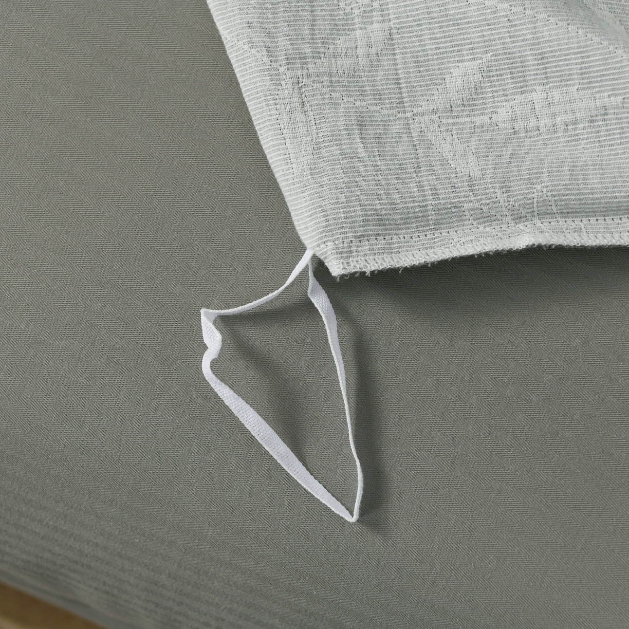 91家纺网 家纺一手货源 找家纺 菡宝 2026新款人字纹全棉色织提花四件套-流风余韵  流风余韵 灰