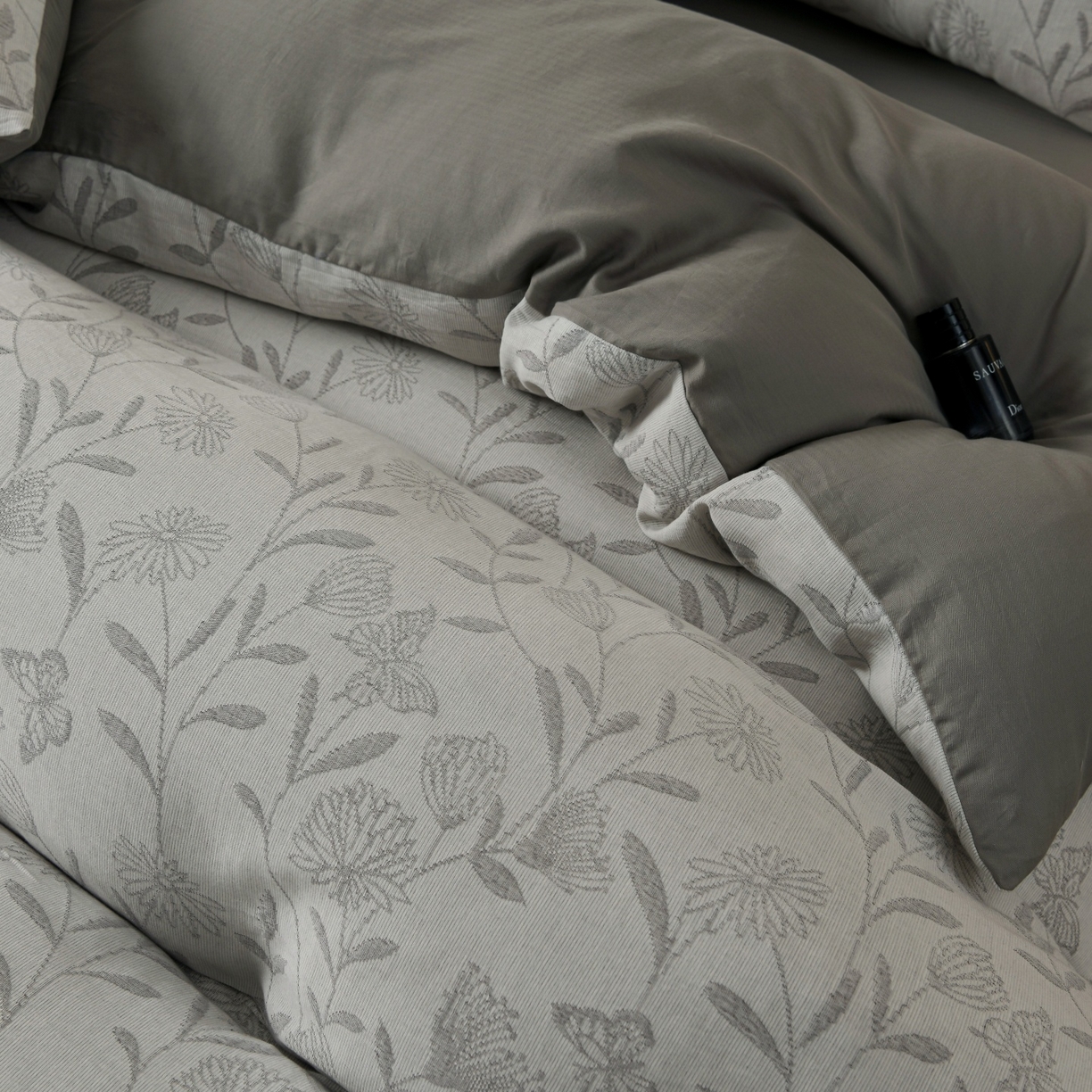 91家纺网 家纺一手货源 找家纺 菡宝 2026新款人字纹全棉色织提花四件套-流风余韵  流风余韵 灰