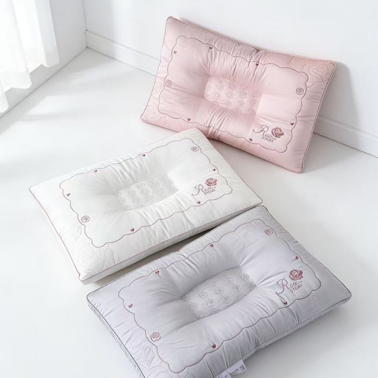 91家纺网 家纺一手货源 找家纺 （总）剑桥枕业 2026新款玫瑰爱情羽丝定型护颈枕芯立体枕头