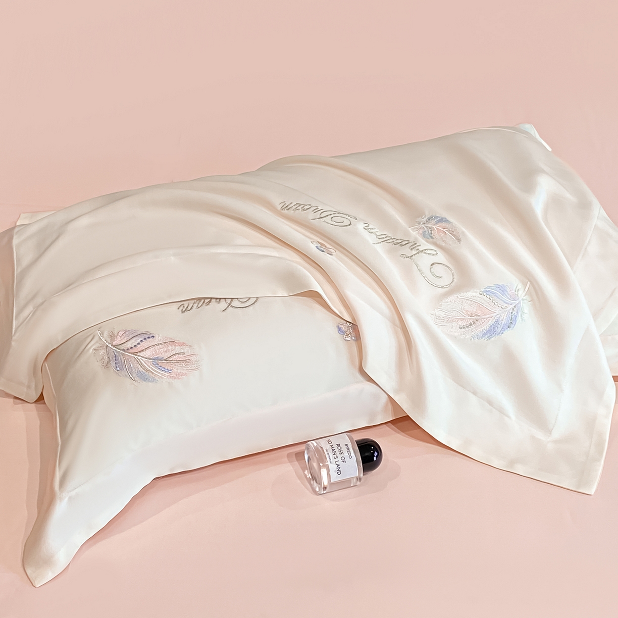 91家纺网 家纺一手货源 找家纺 置顶家纺 2026新款星羽-水洗天丝夏被刺绣樱桃夏凉被空调被刺绣四件套 星羽-白+粉