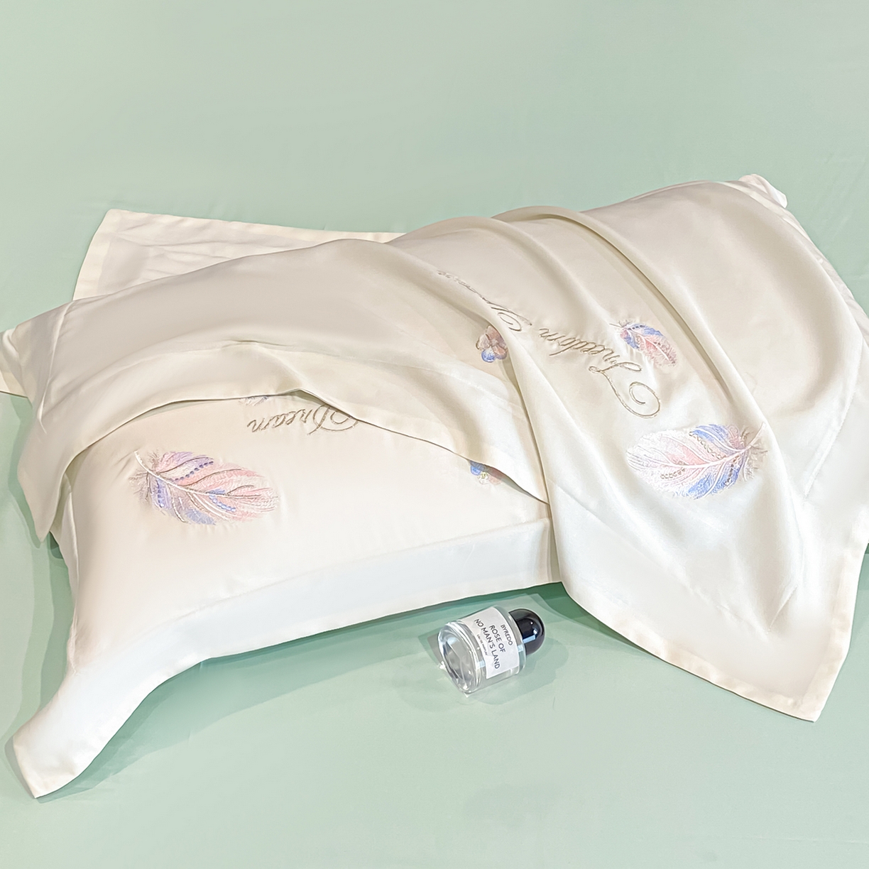 91家纺网 家纺一手货源 找家纺 置顶家纺 2026新款星羽-水洗天丝夏被刺绣樱桃夏凉被空调被刺绣四件套 星羽-白+繁星蓝