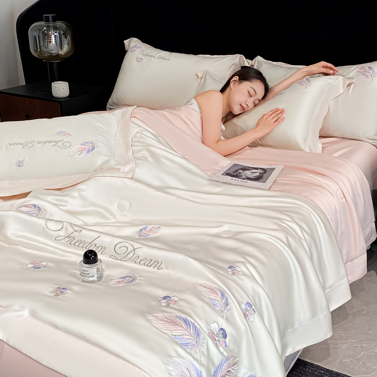 91家纺网 家纺一手货源 找家纺 置顶家纺 2026新款星羽-水洗天丝夏被刺绣樱桃夏凉被空调被刺绣四件套 星羽-白+粉