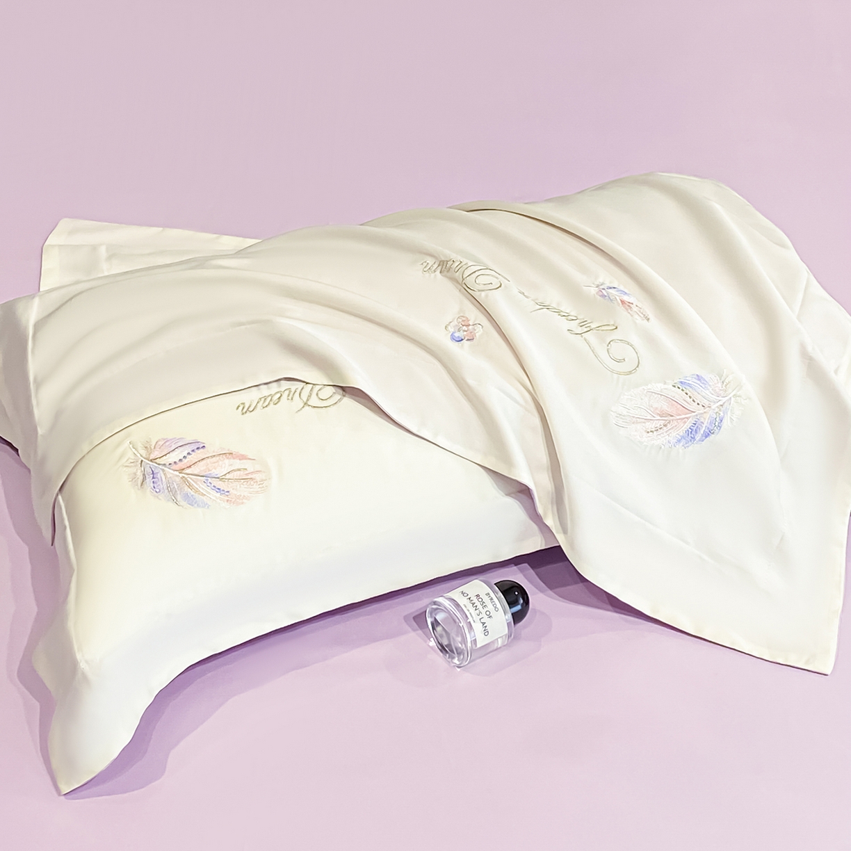 91家纺网 家纺一手货源 找家纺 置顶家纺 2026新款星羽-水洗天丝夏被刺绣樱桃夏凉被空调被刺绣四件套 星羽-白+香芋紫