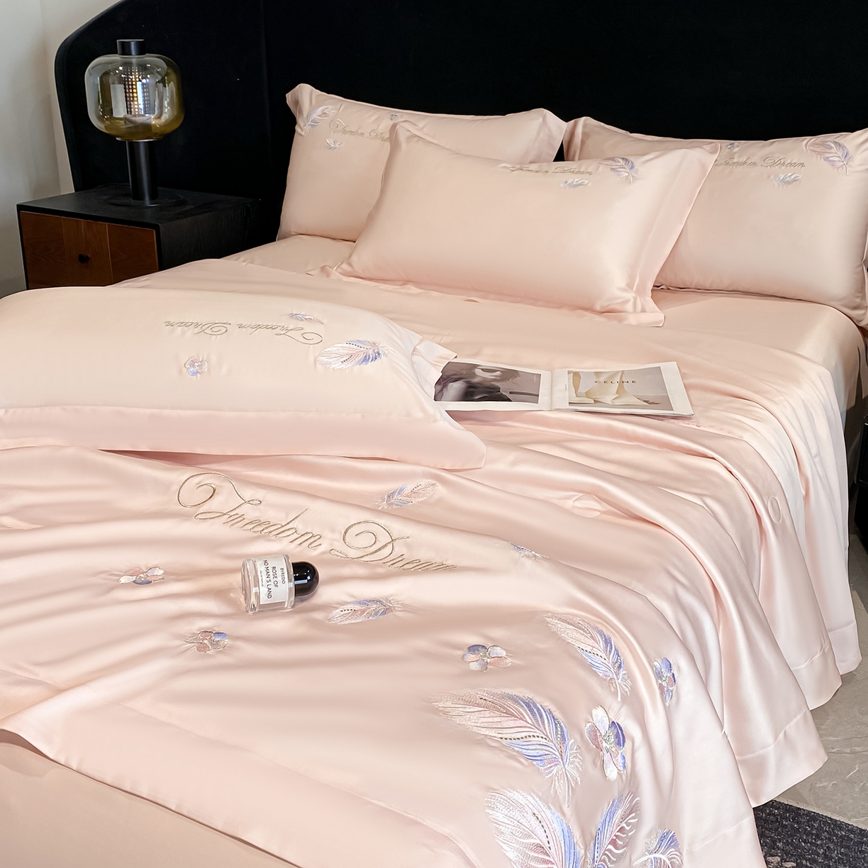 91家纺网 家纺一手货源 找家纺 置顶家纺 2026新款星羽-水洗天丝夏被刺绣樱桃夏凉被空调被刺绣四件套 星羽-粉色