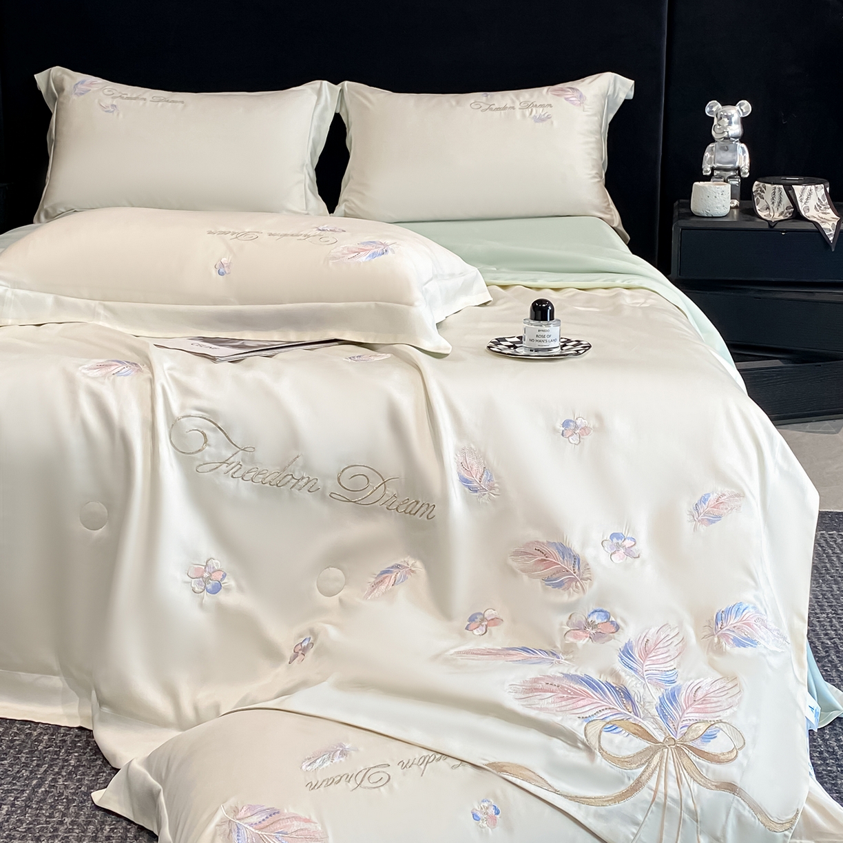 91家纺网 家纺一手货源 找家纺 置顶家纺 2026新款星羽-水洗天丝夏被刺绣樱桃夏凉被空调被刺绣四件套 星羽-白+繁星蓝