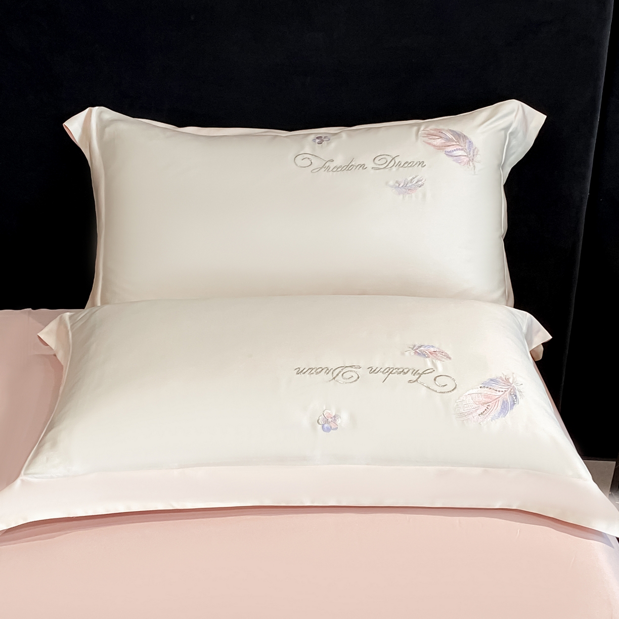 91家纺网 家纺一手货源 找家纺 置顶家纺 2026新款星羽-水洗天丝夏被刺绣樱桃夏凉被空调被刺绣四件套 星羽-白+粉