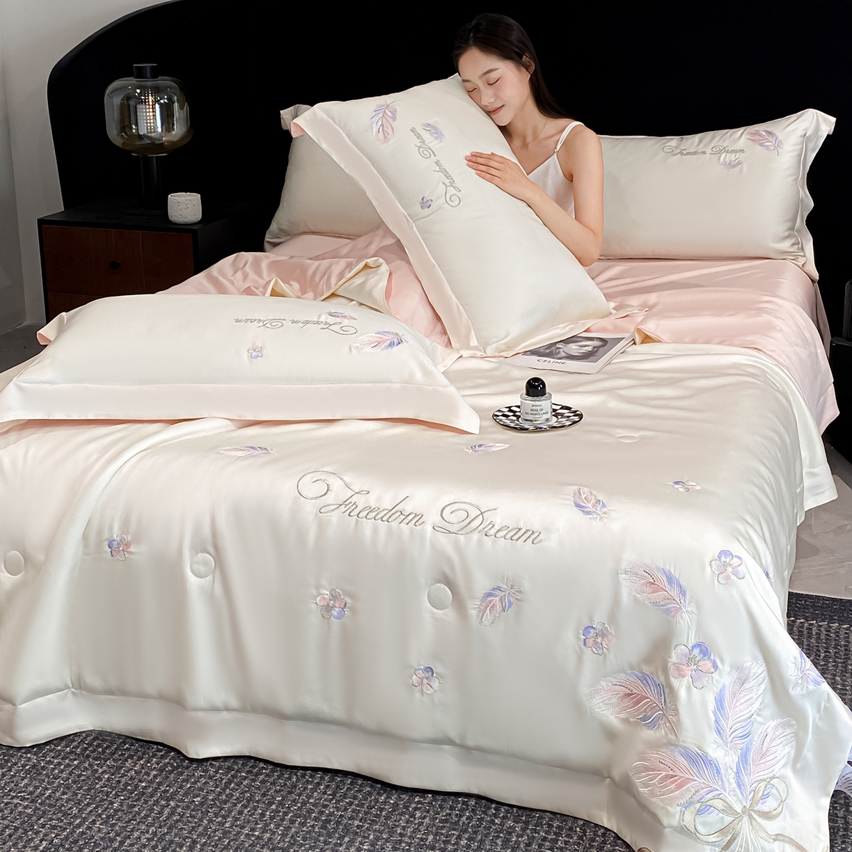 91家纺网 家纺一手货源 找家纺 置顶家纺 2026新款星羽-水洗天丝夏被刺绣樱桃夏凉被空调被刺绣四件套 星羽-白+粉