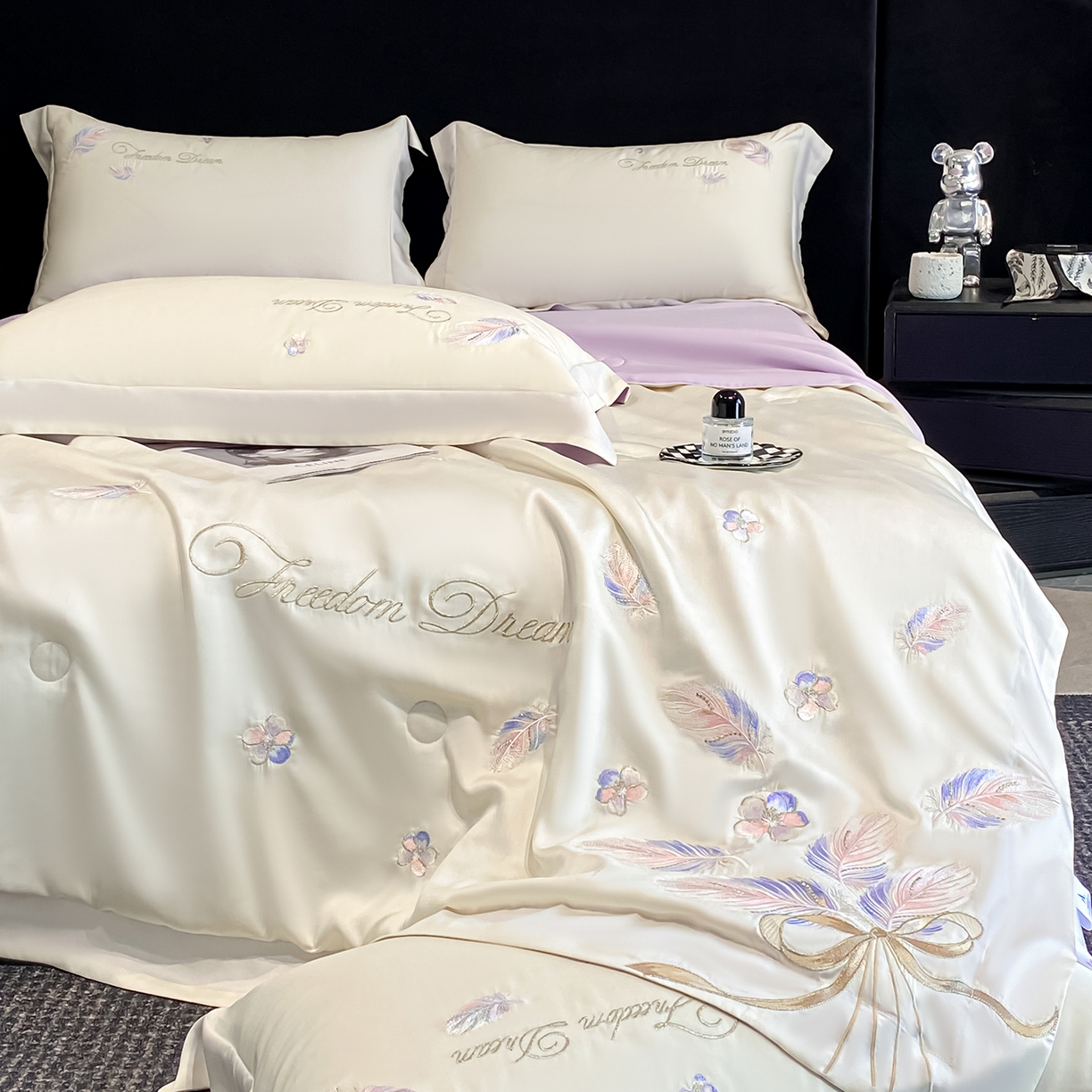 91家纺网 家纺一手货源 找家纺 置顶家纺 2026新款星羽-水洗天丝夏被刺绣樱桃夏凉被空调被刺绣四件套 星羽-白+香芋紫