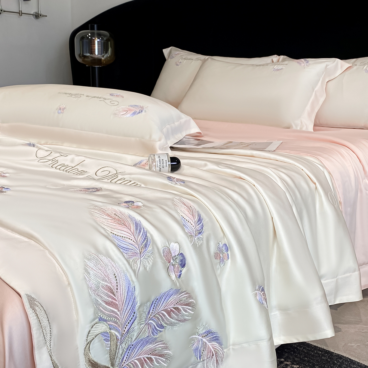 91家纺网 家纺一手货源 找家纺 置顶家纺 2026新款星羽-水洗天丝夏被刺绣樱桃夏凉被空调被刺绣四件套 星羽-白+粉