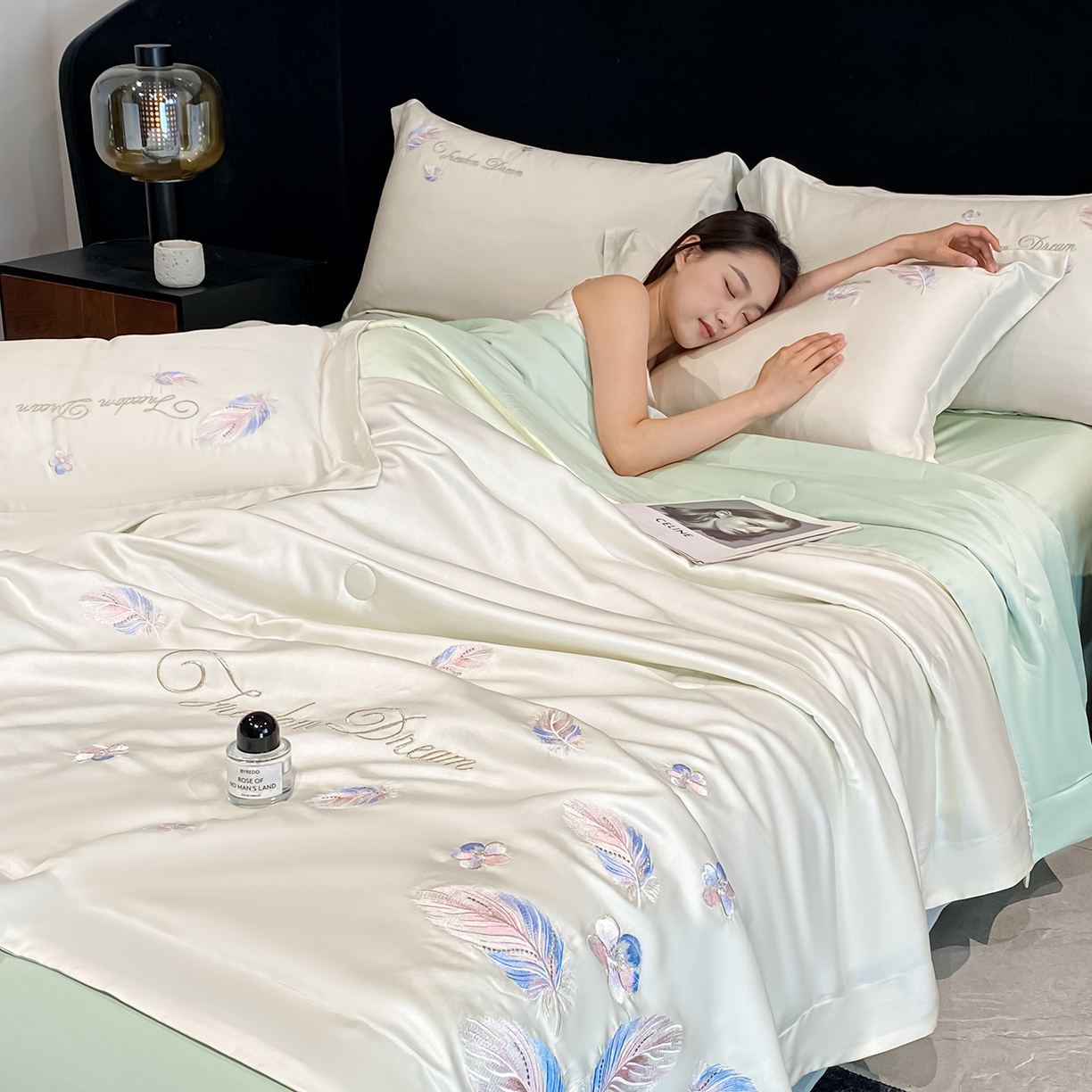 91家纺网 家纺一手货源 找家纺 置顶家纺 2026新款星羽-水洗天丝夏被刺绣樱桃夏凉被空调被刺绣四件套 星羽-白+繁星蓝