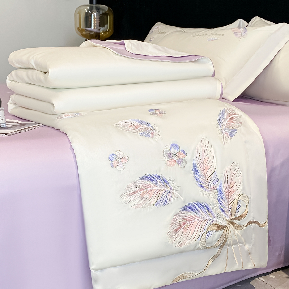 91家纺网 家纺一手货源 找家纺 置顶家纺 2026新款星羽-水洗天丝夏被刺绣樱桃夏凉被空调被刺绣四件套 星羽-白+香芋紫