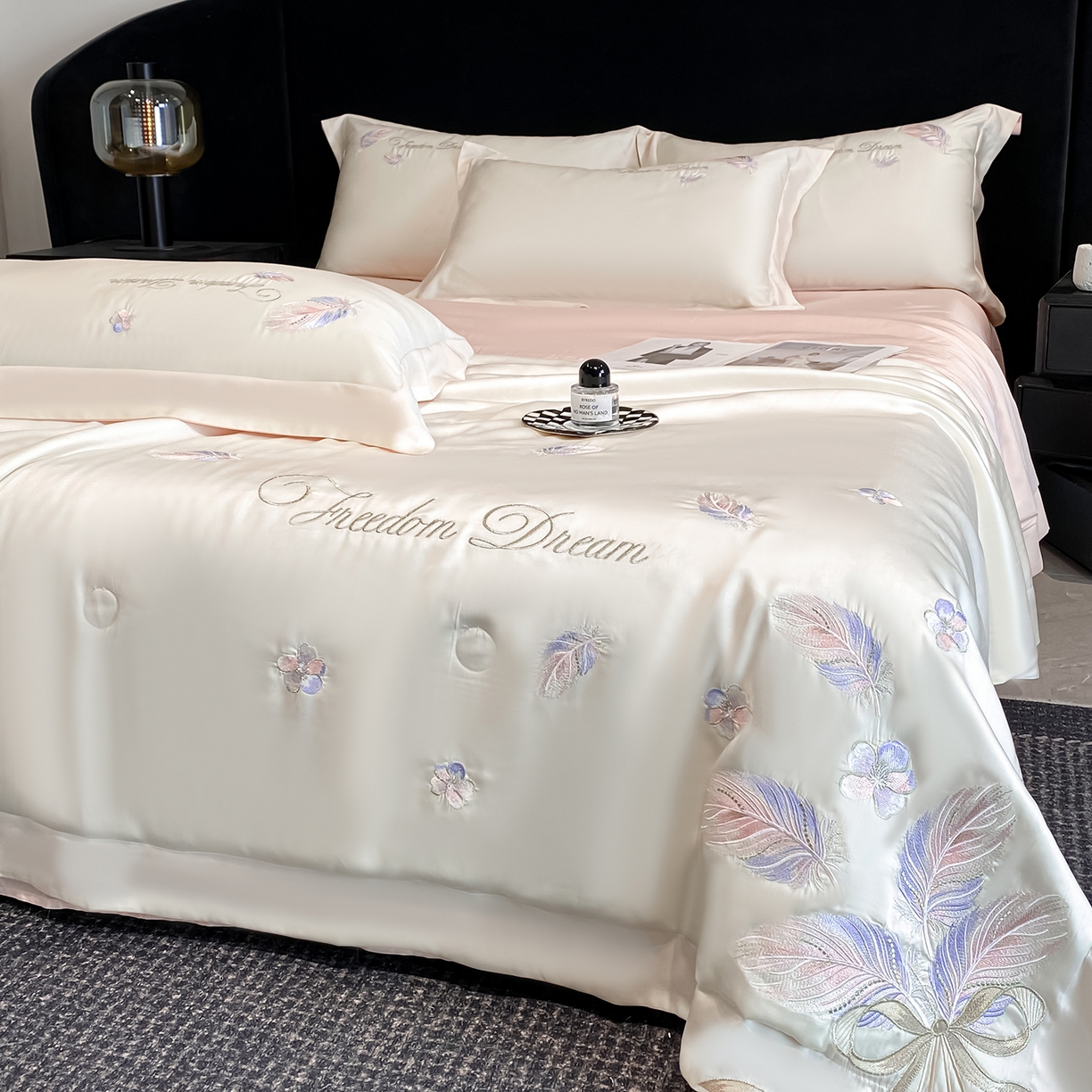 91家纺网 家纺一手货源 找家纺 置顶家纺 2026新款星羽-水洗天丝夏被刺绣樱桃夏凉被空调被刺绣四件套 星羽-白+粉